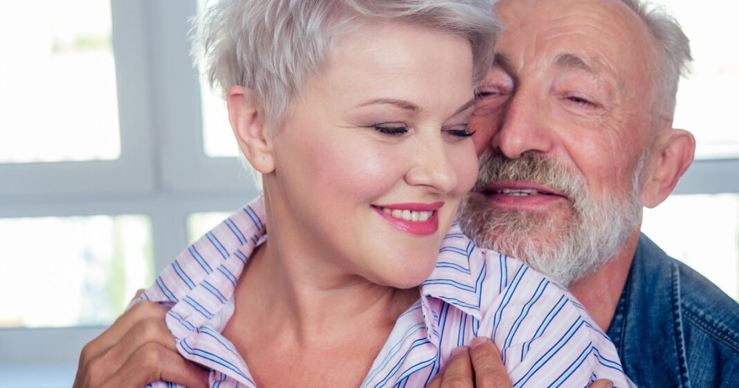 Persona mayor disfrutando de una actividad significativa, representando una vida plena y comprometida.
