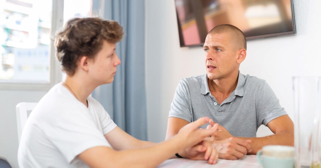 Padre y adolescente teniendo una conversación tranquila en un entorno familiar