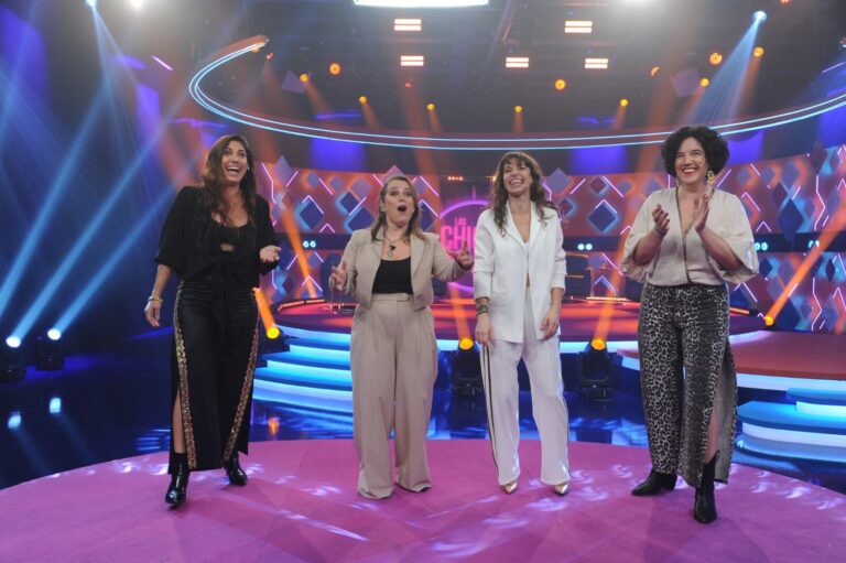Pantallas de televisión mostrando los programas Las chicas de la culpa, Por el mundo y Gran Hermano