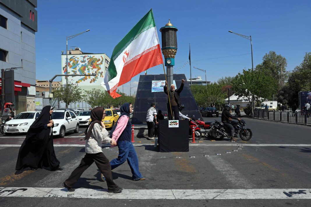 Mapa de Medio Oriente con banderas de Estados Unidos, Israel e Irán superpuestas, ilustrando la zona de conflicto.