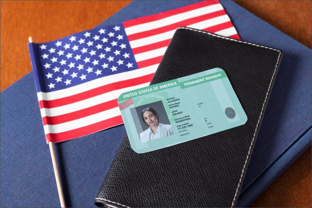 Persona consultando los tiempos de procesamiento de la Green Card en el sitio web del USCIS