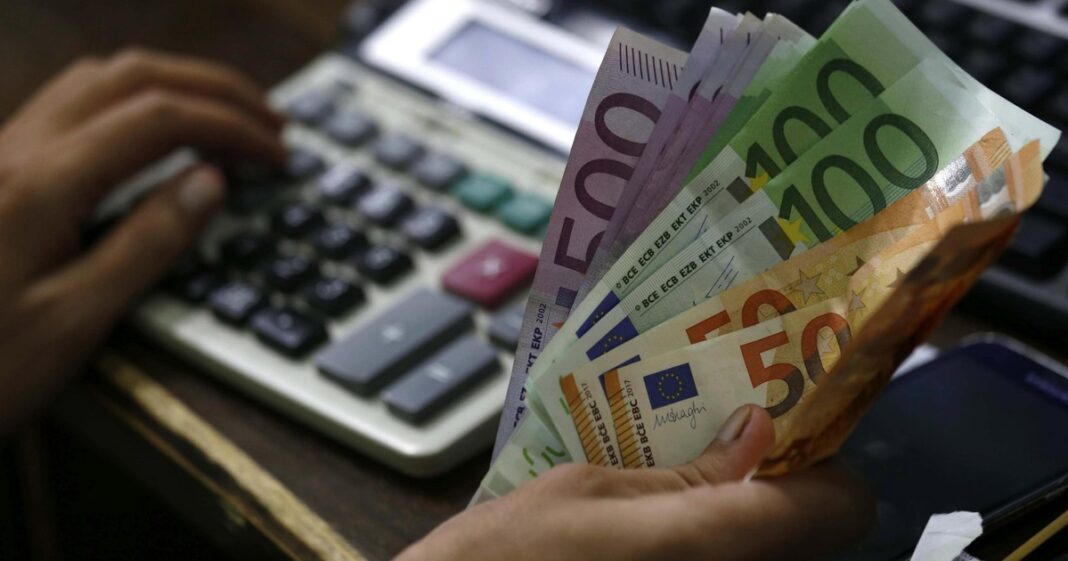 Gráfico ilustrativo de la cotización del euro y billetes de euro.
