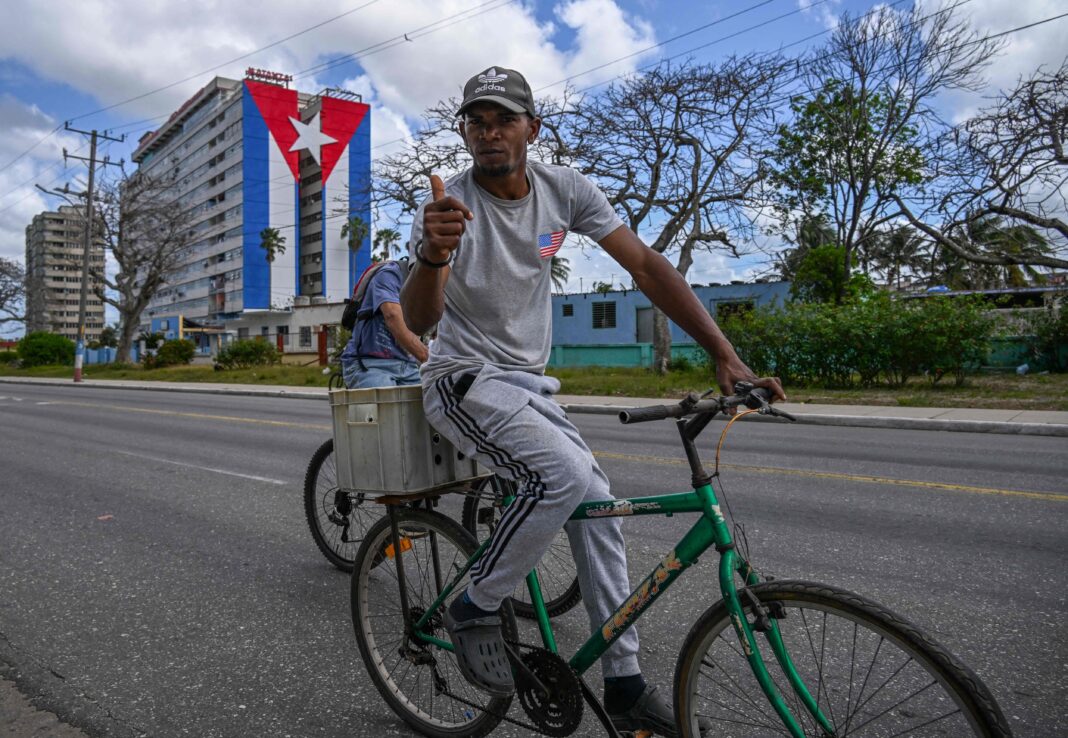 Bandera de Cuba ondeando en un mástil.