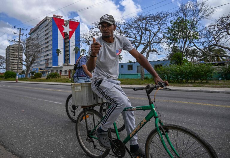 Bandera de Cuba ondeando en un mástil.