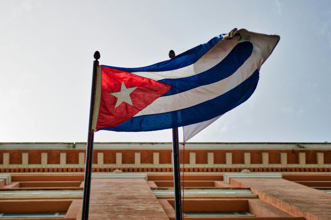 Ilustración que representa una fusión de palabras en español e inglés, simbolizando el fenómeno lingüístico del cubonics.