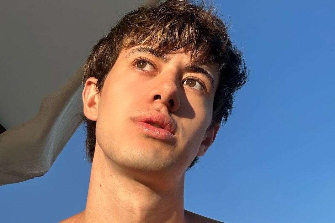 Dante Ortega sonriendo durante la entrevista con Moria Casán