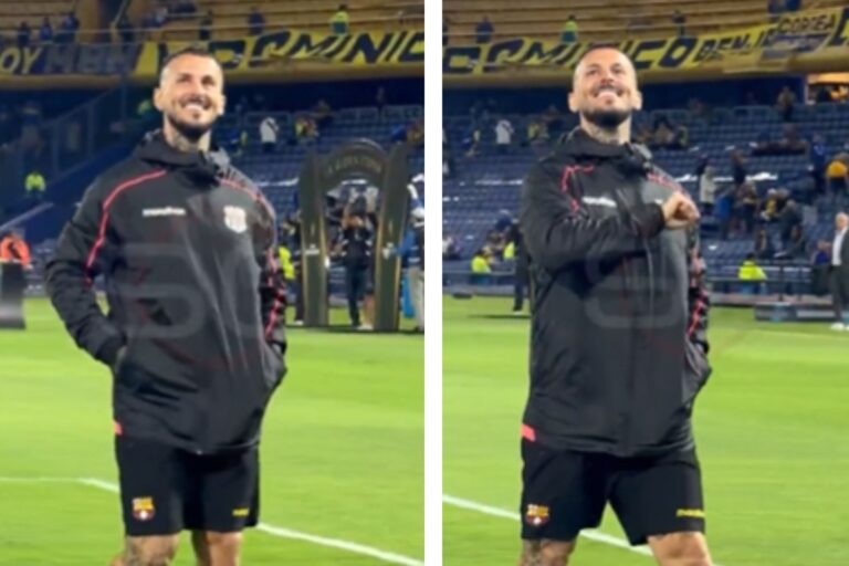 Darío Benedetto saludando a la hinchada en La Bombonera