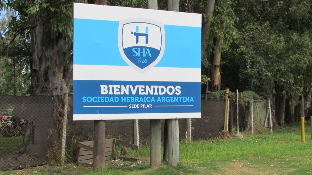 Niño víctima de cánticos antisemitas en Hebraica Pilar