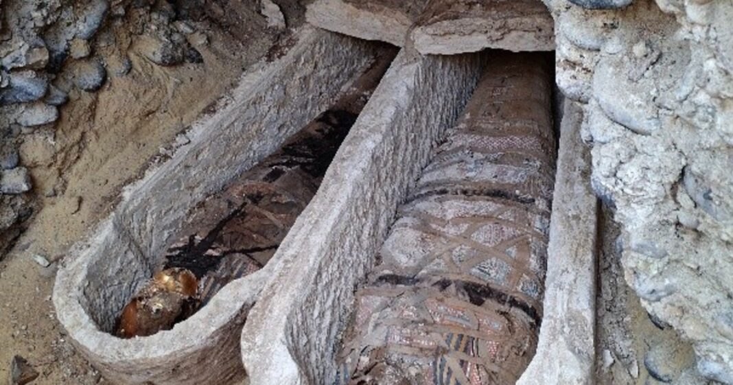 Fotografía de una de las momias romanas y sarcófagos descubiertos en el yacimiento de Al Bahnasa, Egipto.