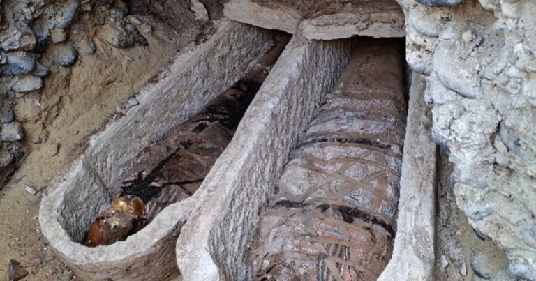 Fotografía de una de las momias romanas y sarcófagos descubiertos en el yacimiento de Al Bahnasa, Egipto.