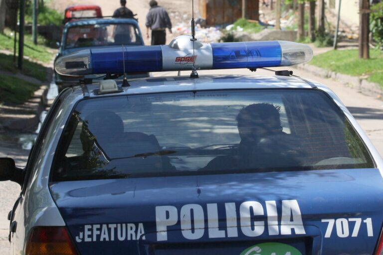 Ilustración genérica de un símbolo de justicia y un badge policial en tonos azules.