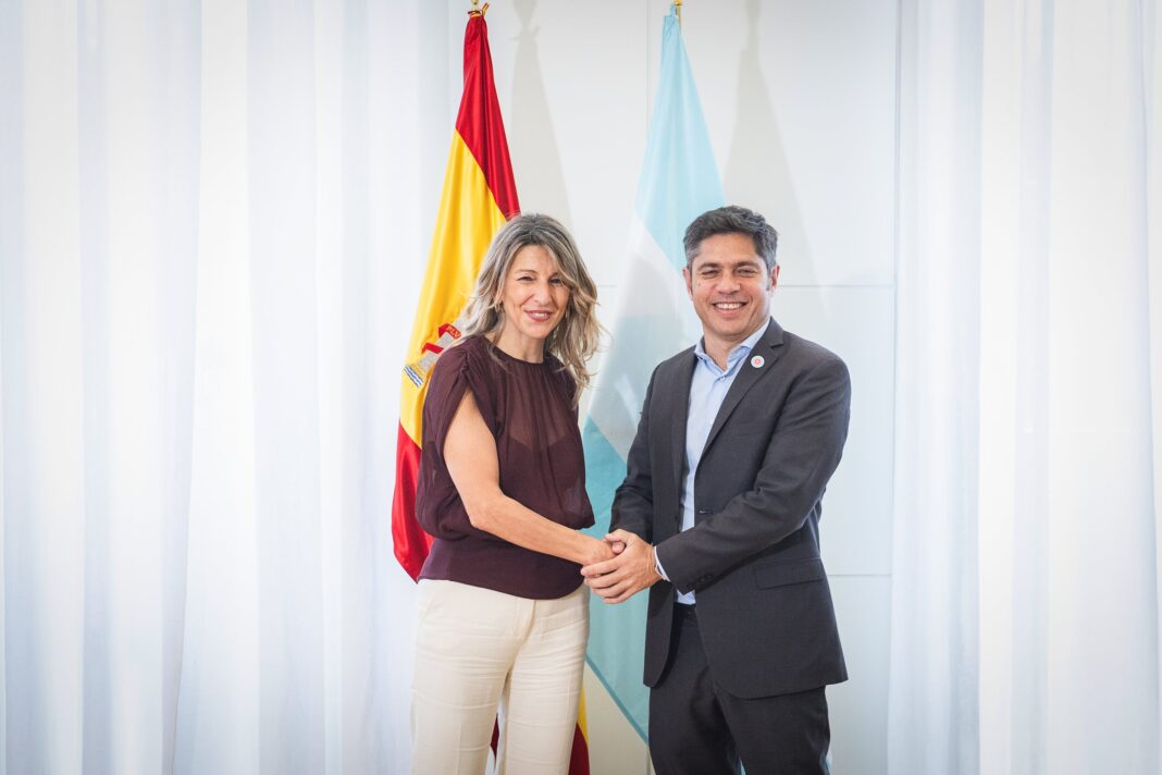 Fotografía ilustrativa de una sala de conferencias durante un evento internacional.