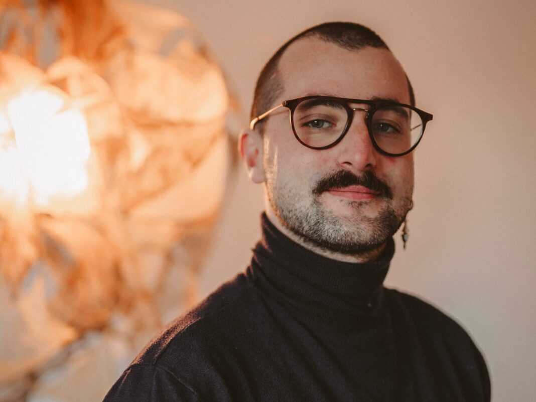 Thibault Philip trabaja en su taller con luminarias creadas a partir de tripas naturales teñidas.