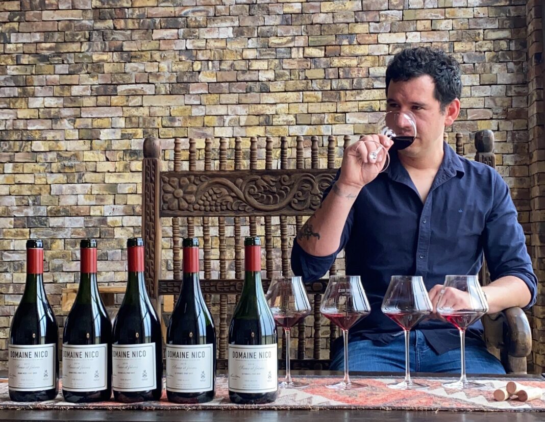 Botella de vino Domaine Nico y copa con Pinot Noir