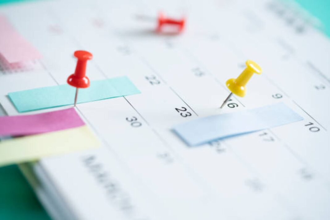 Ilustración del Día Mundial de la Propiedad Intelectual con símbolos de patentes y creatividad