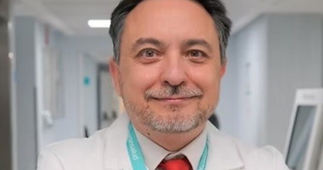 Persona mayor caminando en un parque, representando el ejercicio físico como hábito saludable para el cerebro.