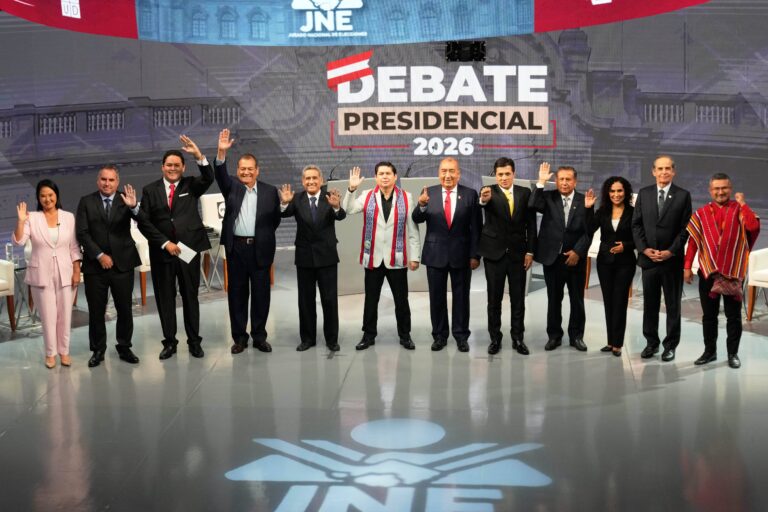 Bandera de Perú y urnas electorales en un contexto de elecciones.