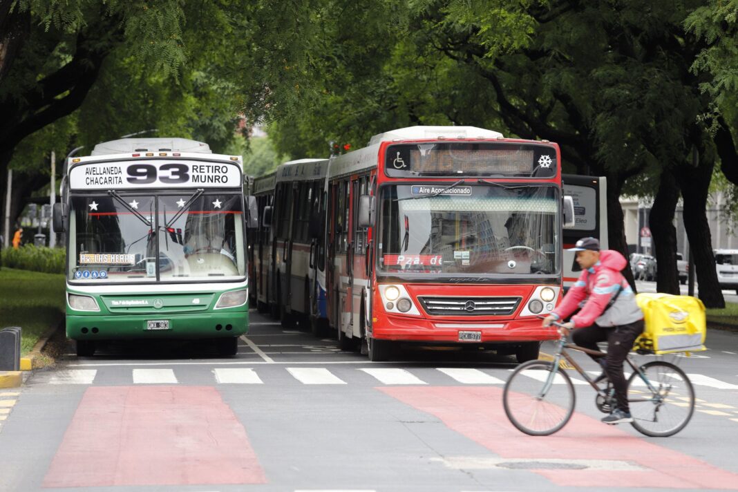 Colectivos de línea urbana estacionados en una terminal de transporte.