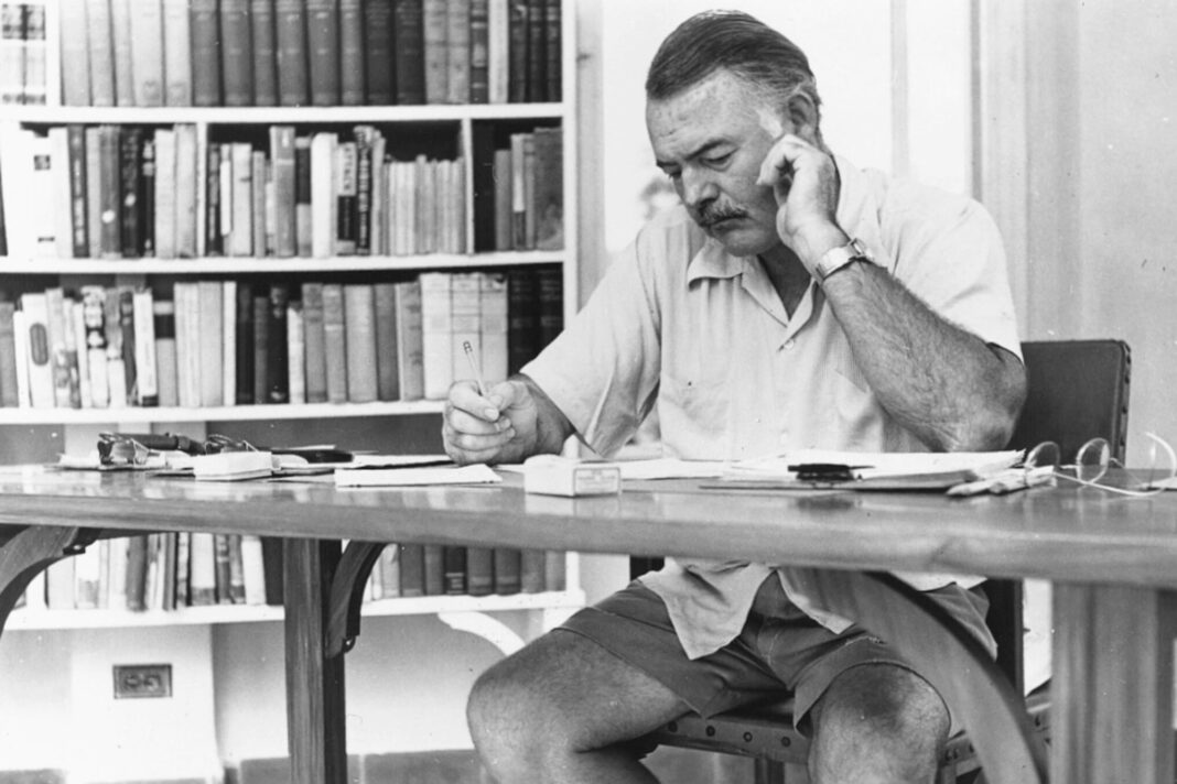 Retrato del escritor Ernest Hemingway.