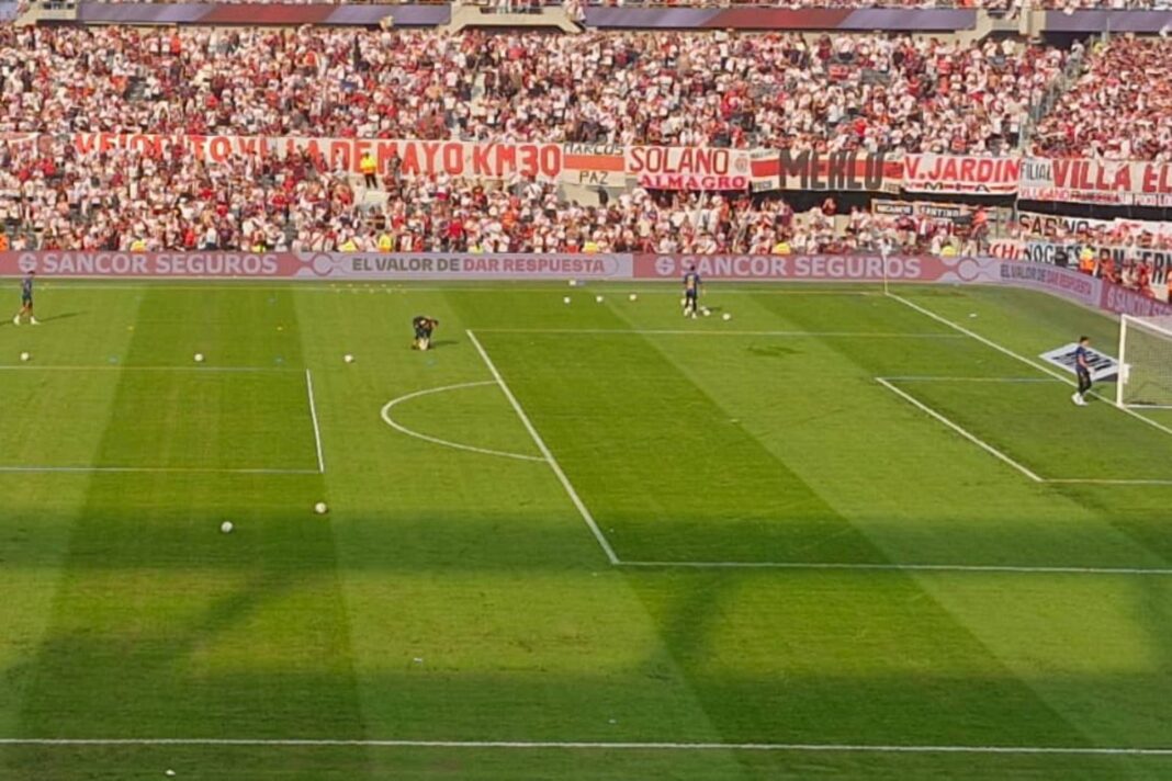 Vista aérea del campo de juego del Estadio Monumental, mostrando zonas del césped con deterioro visible.