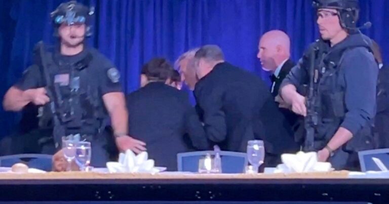 Imagen de la evacuación de Donald Trump durante la cena de corresponsales en el hotel Hilton de Washington