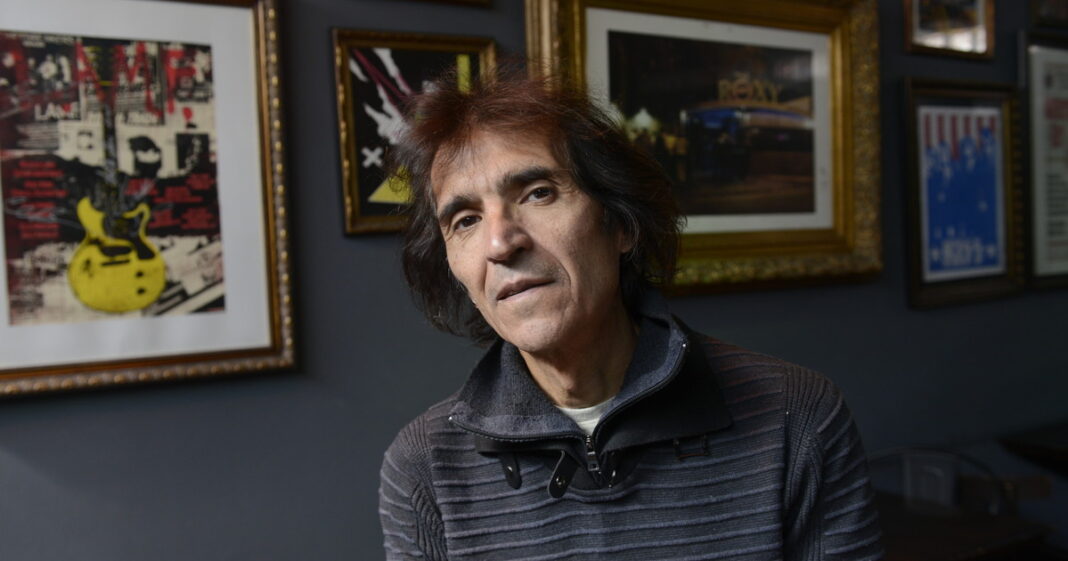 Felipe Staiti, guitarrista de Los Enanitos Verdes, tocando en un escenario.