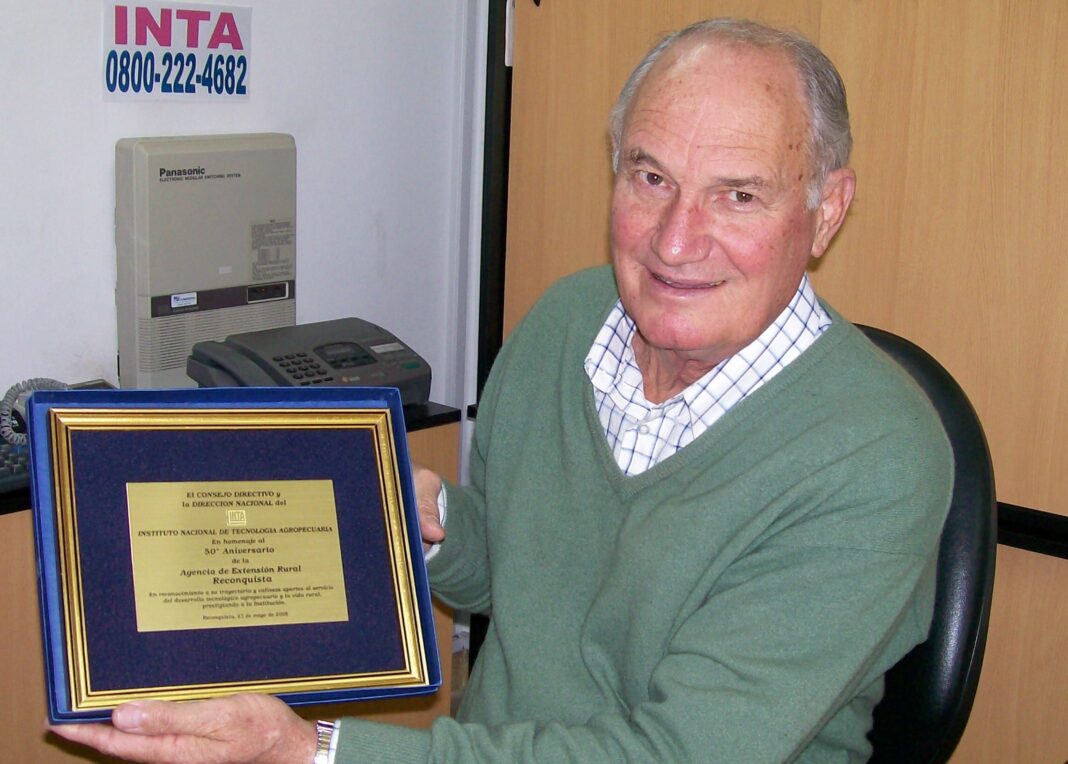 Orlando Pilatti, ingeniero agrónomo del INTA, junto a una de sus cosechadoras de algodón.