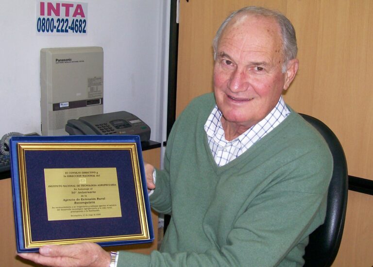 Orlando Pilatti, ingeniero agrónomo del INTA, junto a una de sus cosechadoras de algodón.