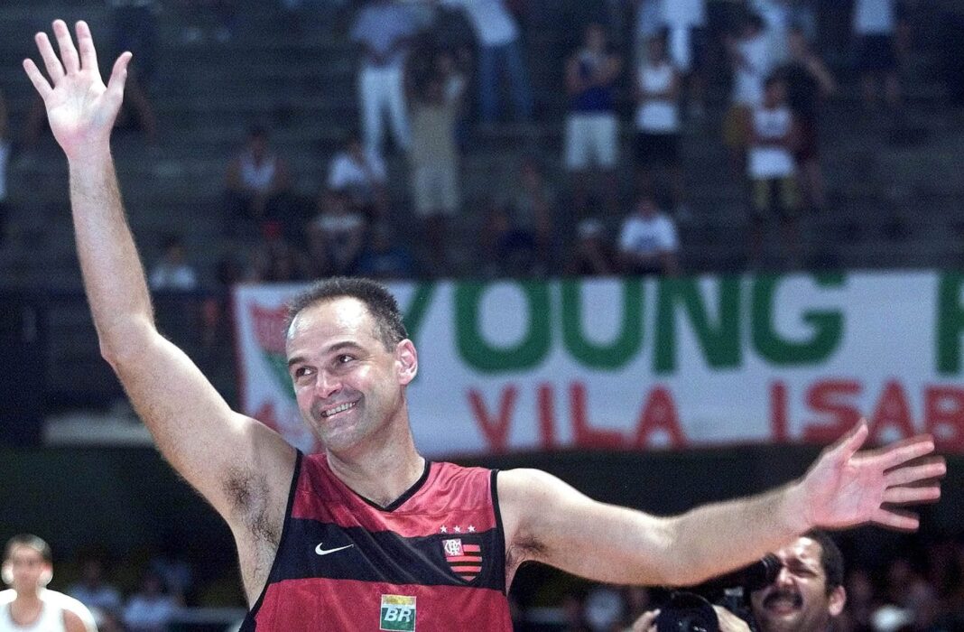 Oscar Schmidt, exjugador de básquetbol brasileño, en acción durante un partido.