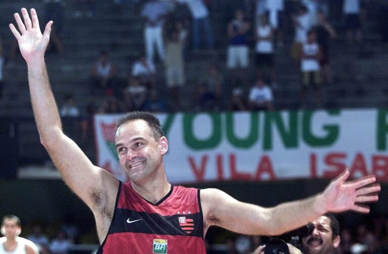 Oscar Schmidt, exjugador de básquetbol brasileño, en acción durante un partido.