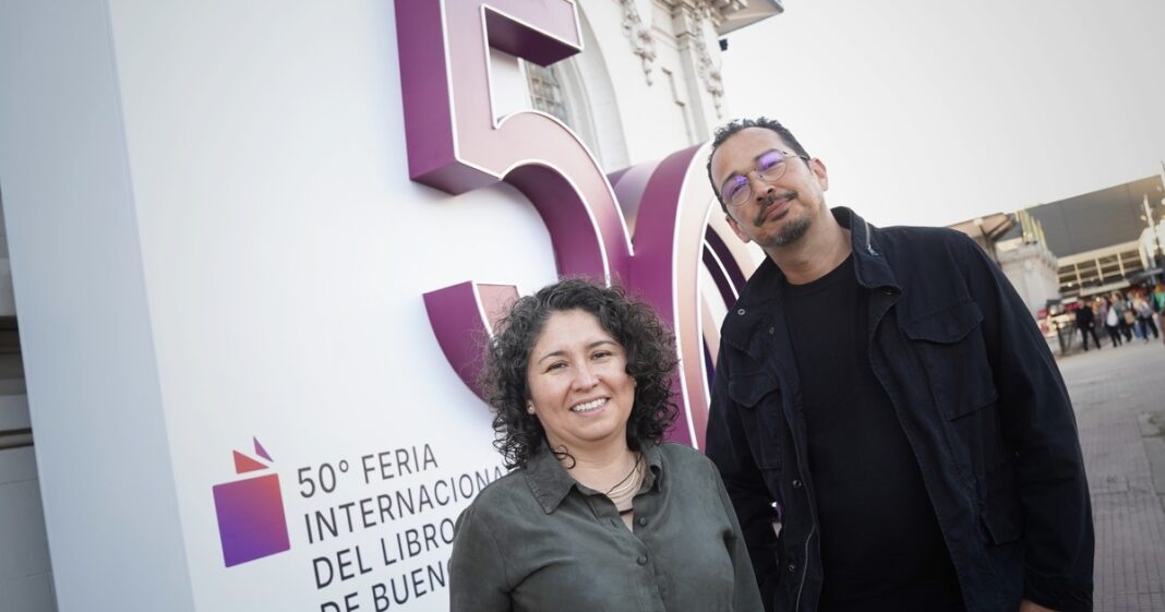 Feria Internacional del Libro de la Ciudad de Nueva York (FILNYC) con asistentes en stands de libros