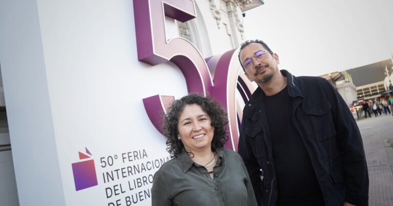 Feria Internacional del Libro de la Ciudad de Nueva York (FILNYC) con asistentes en stands de libros