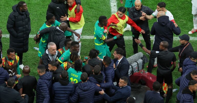 Árbitro mostrando tarjeta roja en un partido de fútbol