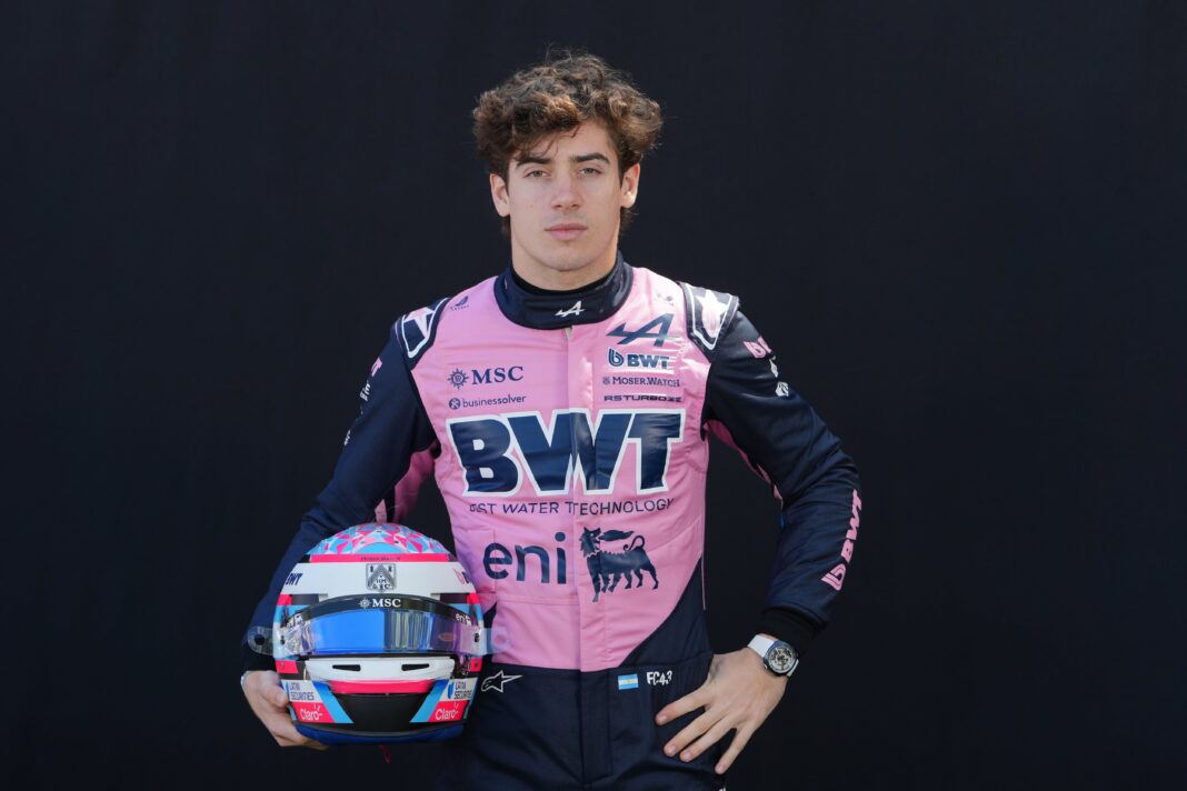 Franco Colapinto, piloto argentino de Alpine, junto al monoplaza de Fórmula 1 E20 en un circuito callejero.