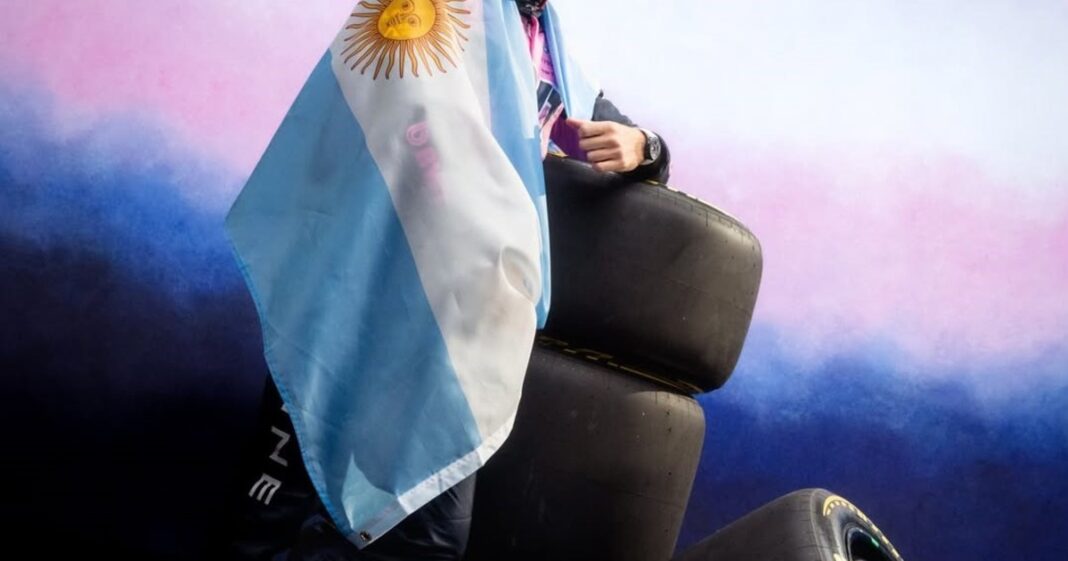 Franco Colapinto, piloto argentino de Alpine, junto a un monoplaza de Fórmula 1.