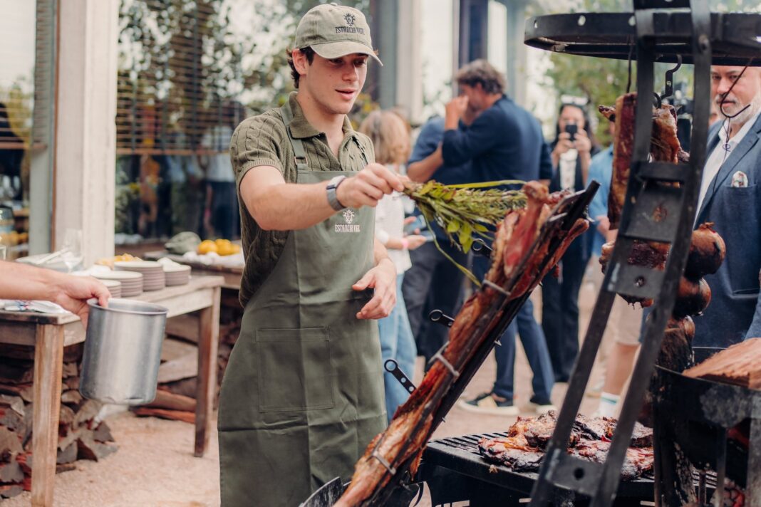 Franco Colapinto junto al Lotus E20 en el circuito callejero de Buenos Aires