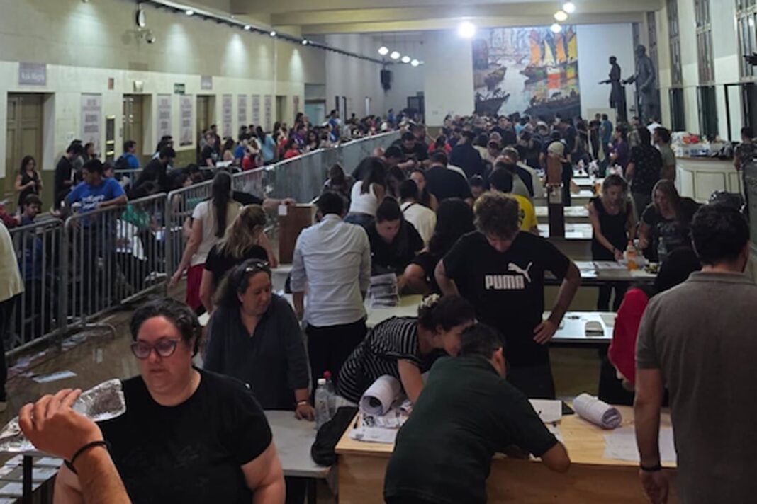 Estudiantes votando en la UBA durante las elecciones del centro de estudiantes