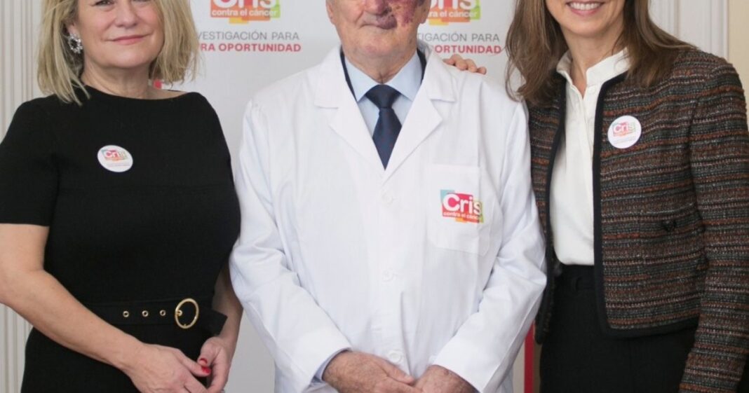 Laboratorio de investigación oncológica con ratones y microscopios