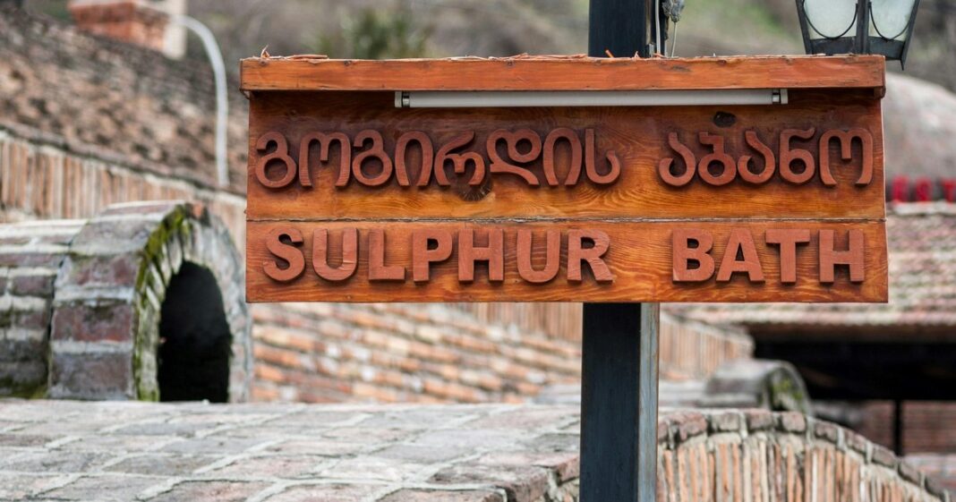 Ejemplo del alfabeto georgiano Mxedruli escrito en un pizarrón