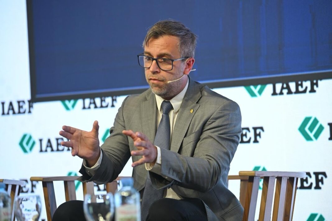 Gráfico financiero representando bonos y monedas de dólar y peso argentino