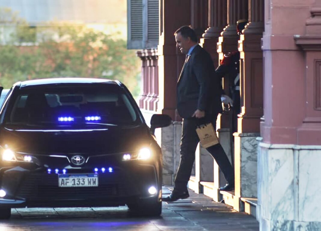 Fachada de la Casa Rosada en un día de actividad gubernamental.