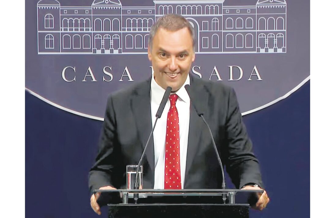 Personas observando un informe de gestión en pantalla