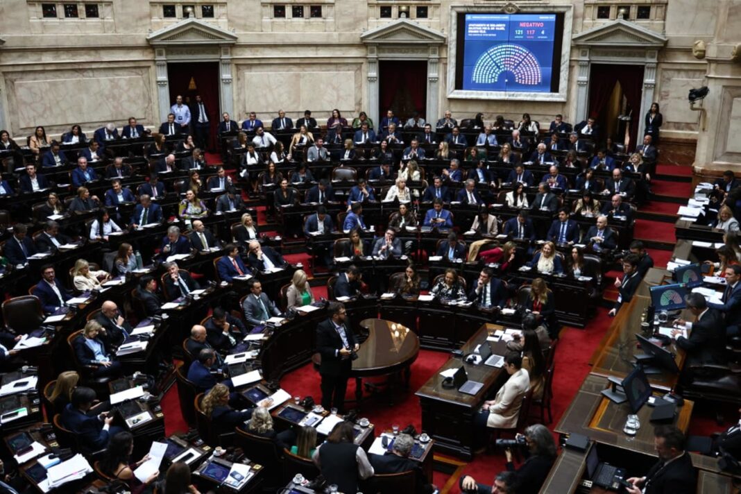 Ilustración de un campo argentino con un símbolo de ley o documento superpuesto.