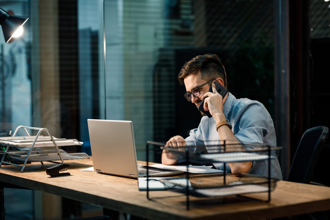 Mapa de Estados Unidos con iconos de negocios, destacando los estados de Wyoming y Delaware.