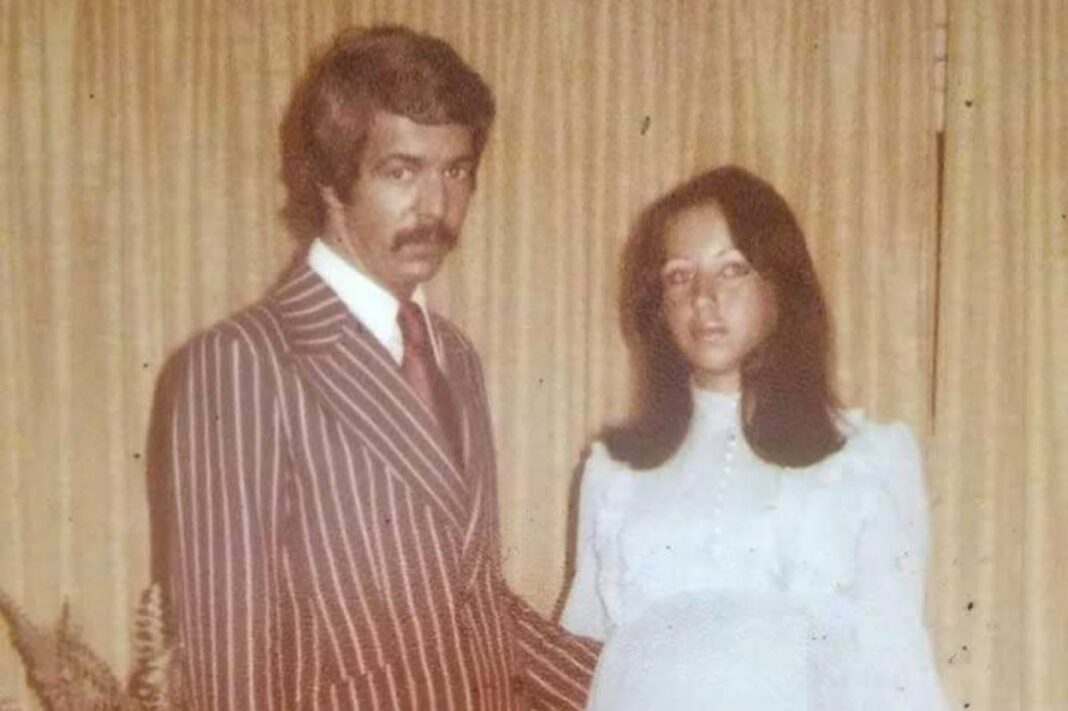 Fotografía representativa de una oficina o ambiente laboral argentino de la década de 1970.