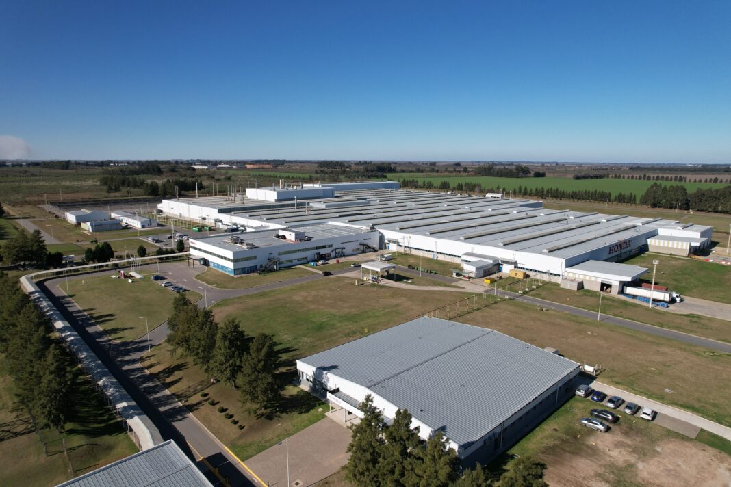 Cuatriciclo Honda TRX420 color rojo, modelo utilitario, fabricado en la planta de Campana, Buenos Aires.