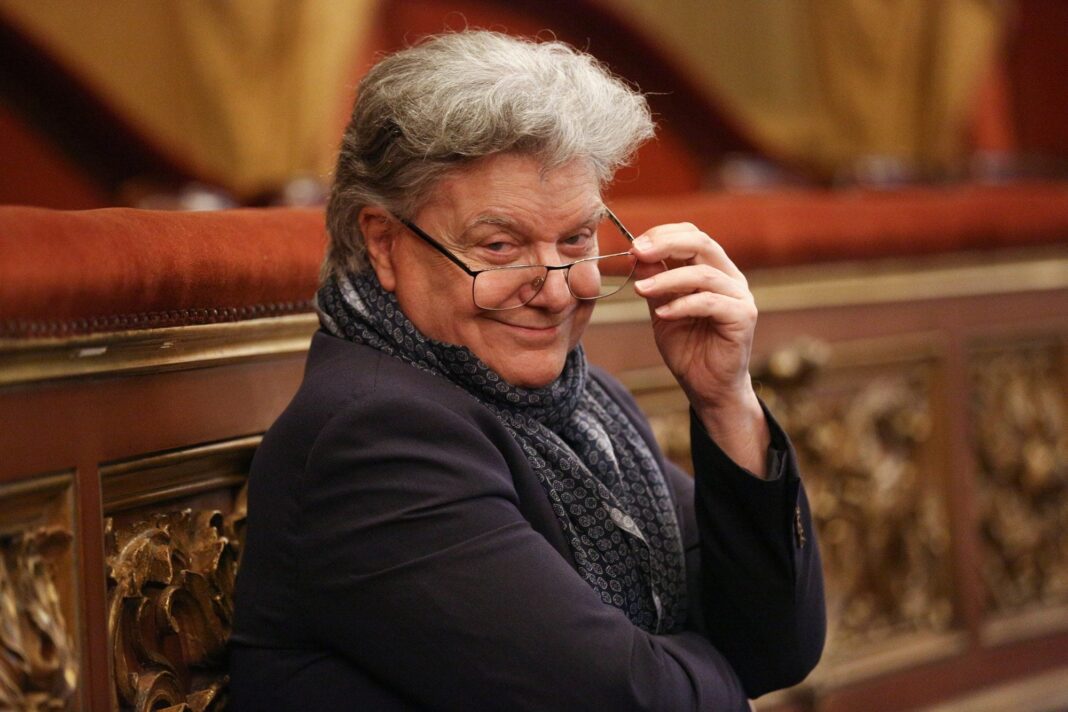 Hugo de Ana, director de escena, durante los ensayos de la ópera en el Teatro Colón.