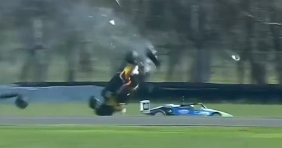 Monoplaza volcado y destrozado sobre el césped tras el accidente de Cristian Galeano en el autódromo Roberto Mouras de La Plata