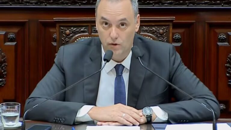 Sesión en la Cámara de Diputados con Manuel Adorni exponiendo su informe de gestión