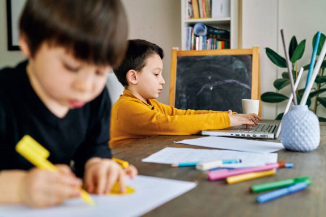 Ilustración de un aula con elementos simbólicos de inteligencia artificial y tecnología educativa.